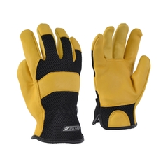 Gros plan de l'homme tenant des gants de travail jaunes 1227893